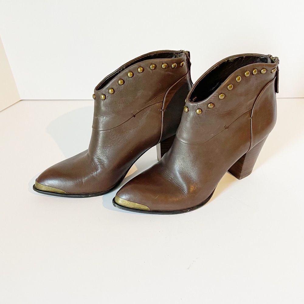 B. Makowski Quincy Ankle Booties